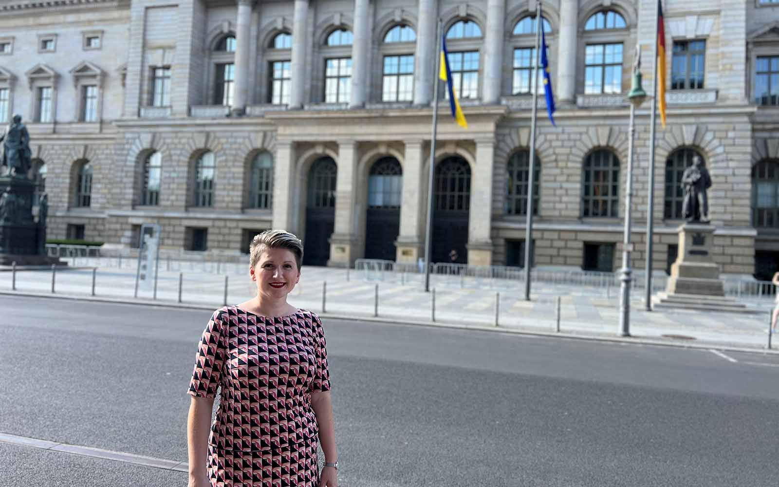 Bild von Olga Gauks vor dem Abgeordnetenhaus