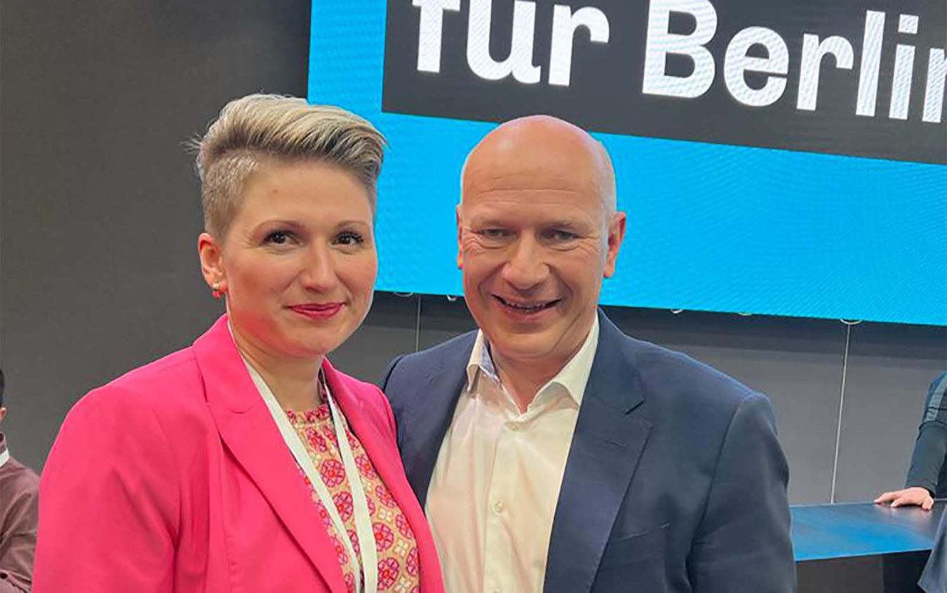 Bild von Olga Gauks zusammen mit dem regierenden Bürgermeister von Berlin Kai Wegner