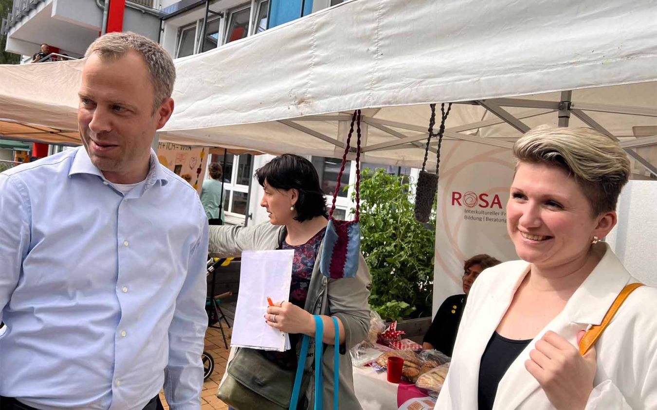 Bild vom Fest für Alleinerziehende. Mario Czaja und Olga Gauks.