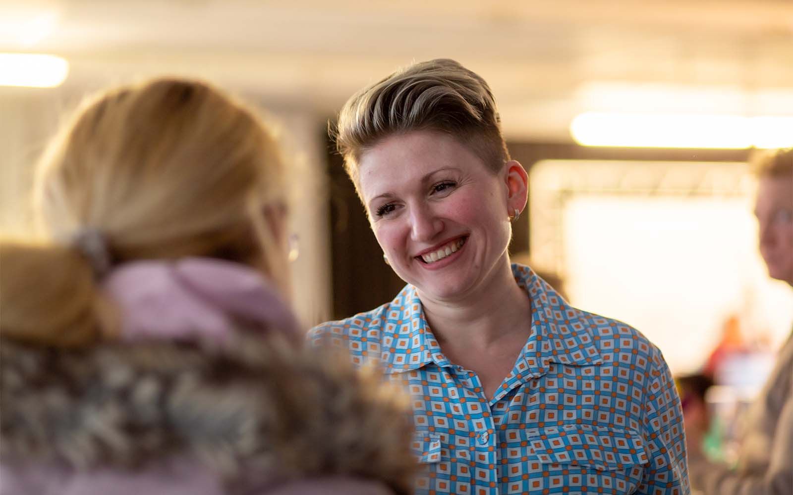 Bild von Olga Gauks im Gespräch mit Bürgern in Marzahn-Mitte.