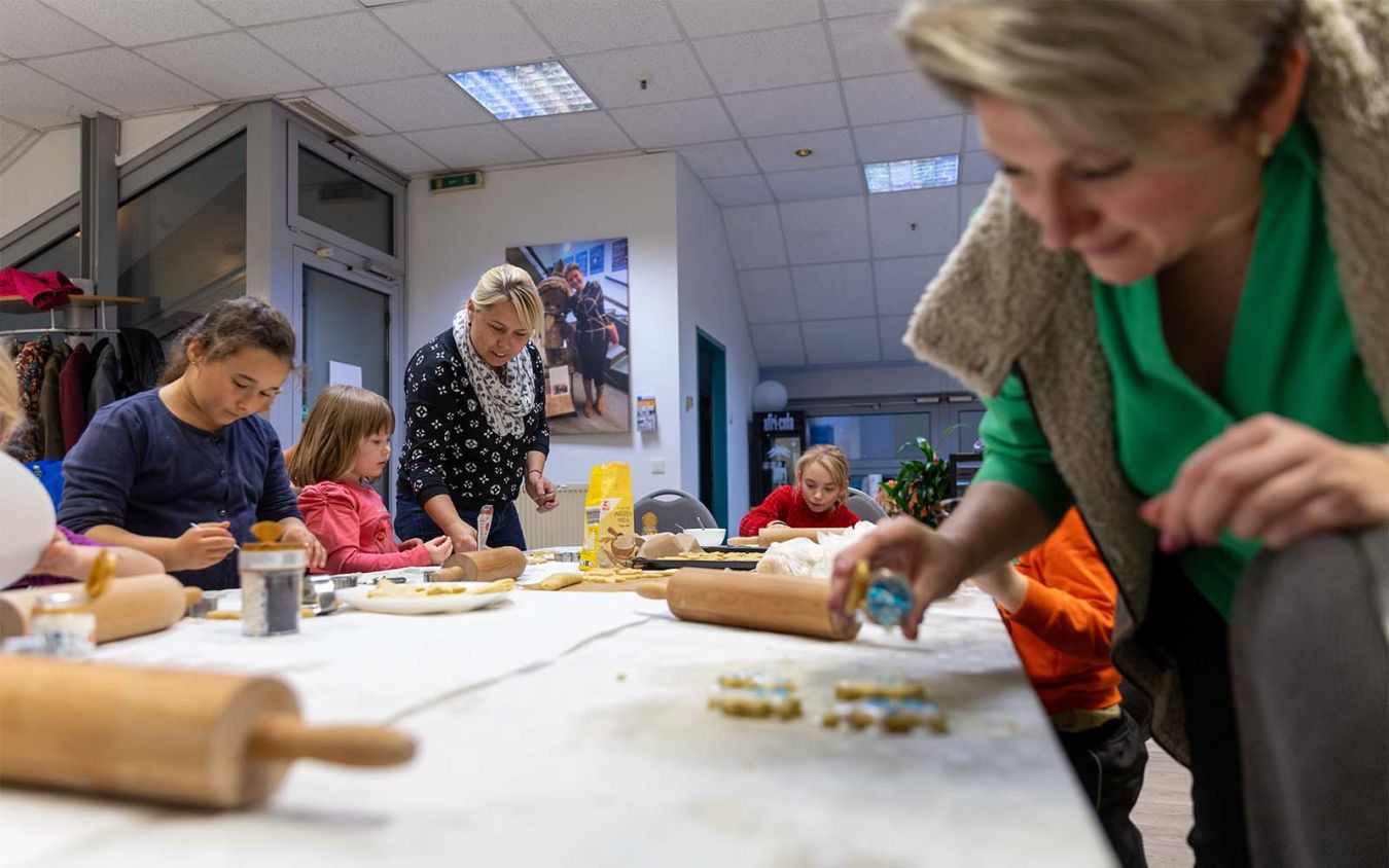 Bild von Olga Gauks und Team bei der Weihnachtsbäckerei im Bürgerbüro Marzahn-Mitte